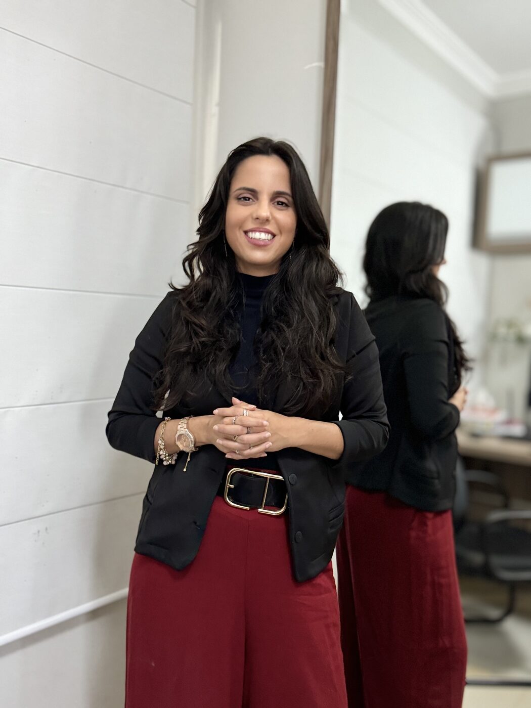 Gabriela Bressan em traje social, pronta para atender clientes